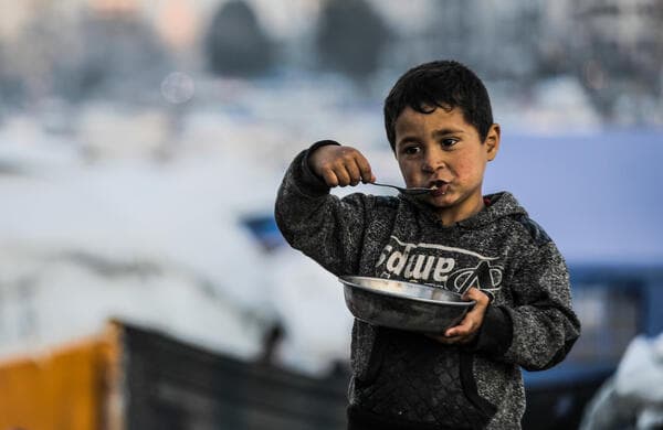 Gaza-stad, Yusuf, 5 jaar oud, eet zijn maaltijd.