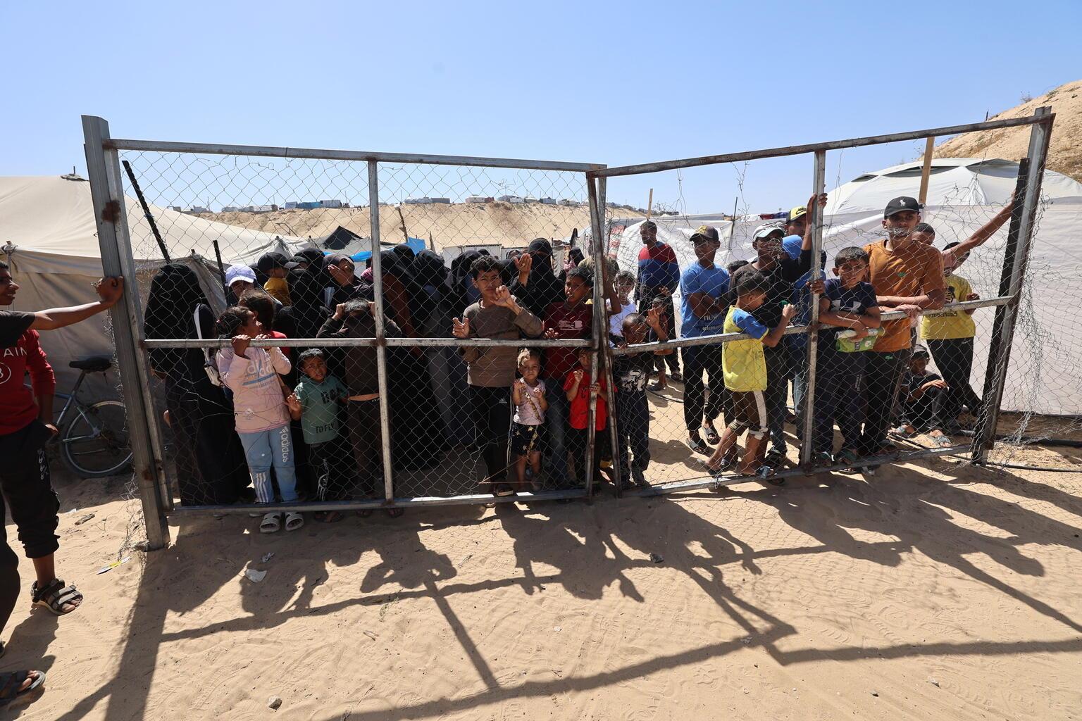 Kwetsbare kinderen krijgen voedingsondersteuning op een door UNICEF ondersteund screenings- en behandelpunt voor ondervoeding in Khan Yunis, in de zuidelijke Gazastrook.