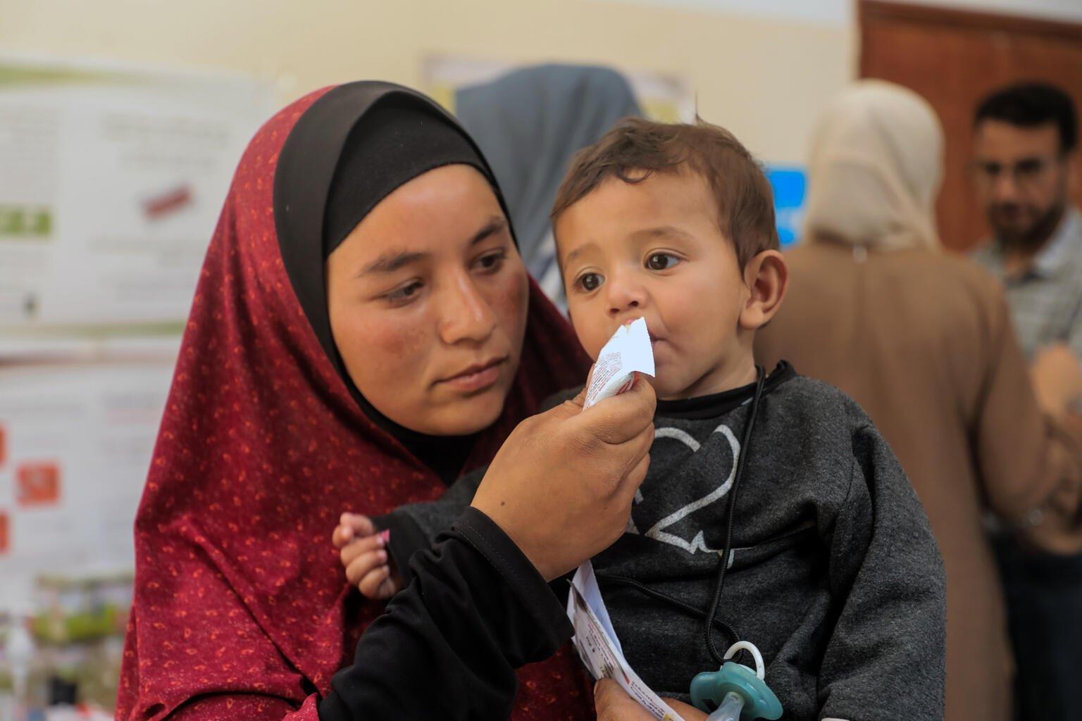 Kwetsbare kinderen ontvangen voedingsondersteuning in een door UNICEF ondersteund screenings- en behandelpunt voor ondervoeding in Noord-Gaza