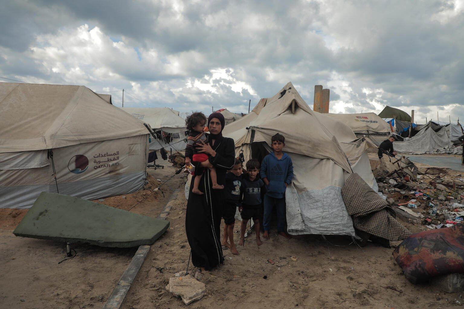 Een gezin in Gaza staat voor hun tent.