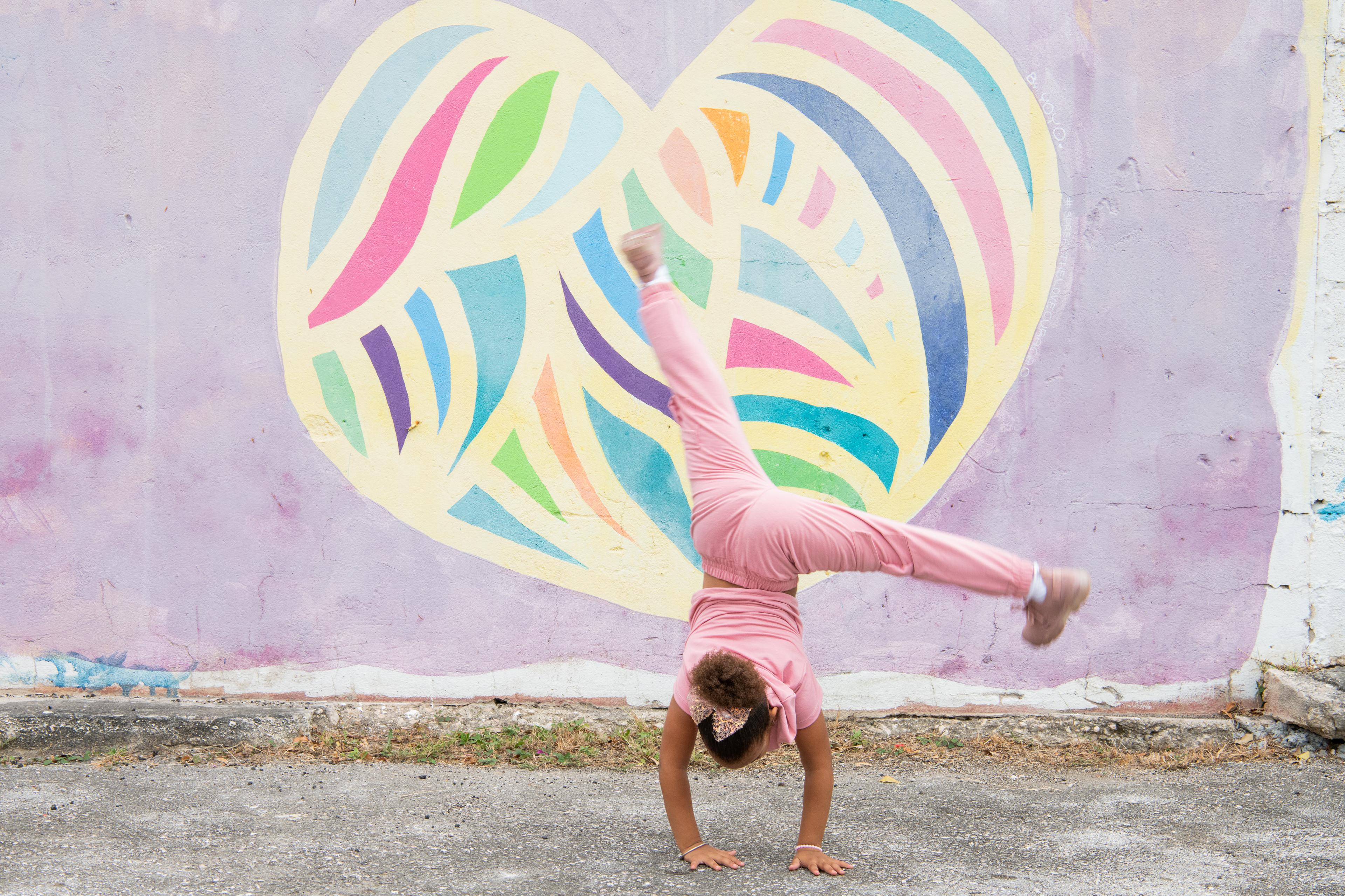 Een meisje op Curacao doet een handstand.