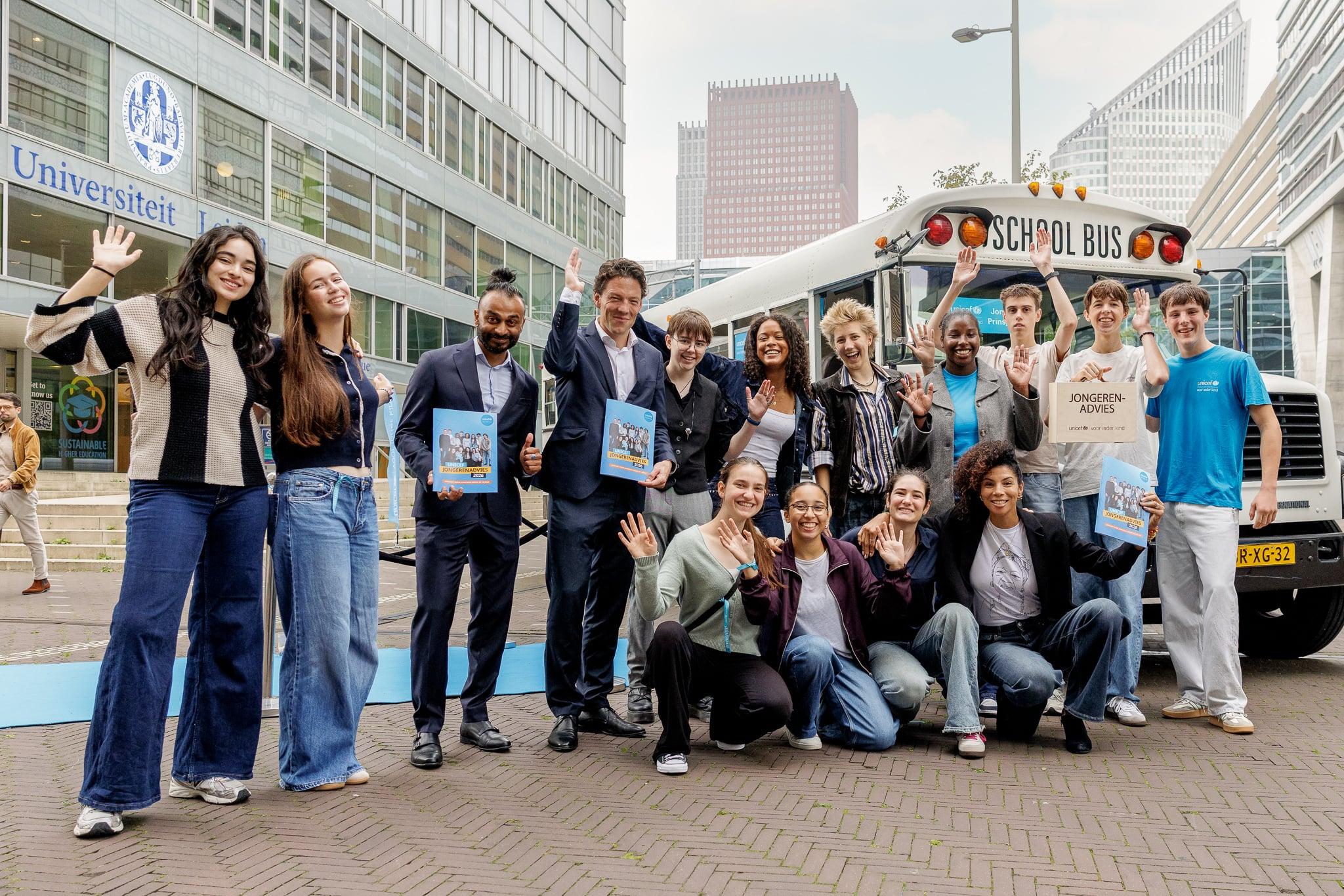 Het Jongerenpanel van UNICEF heeft het jongerenadvies 2026 overhandigd aan Kamerleden.