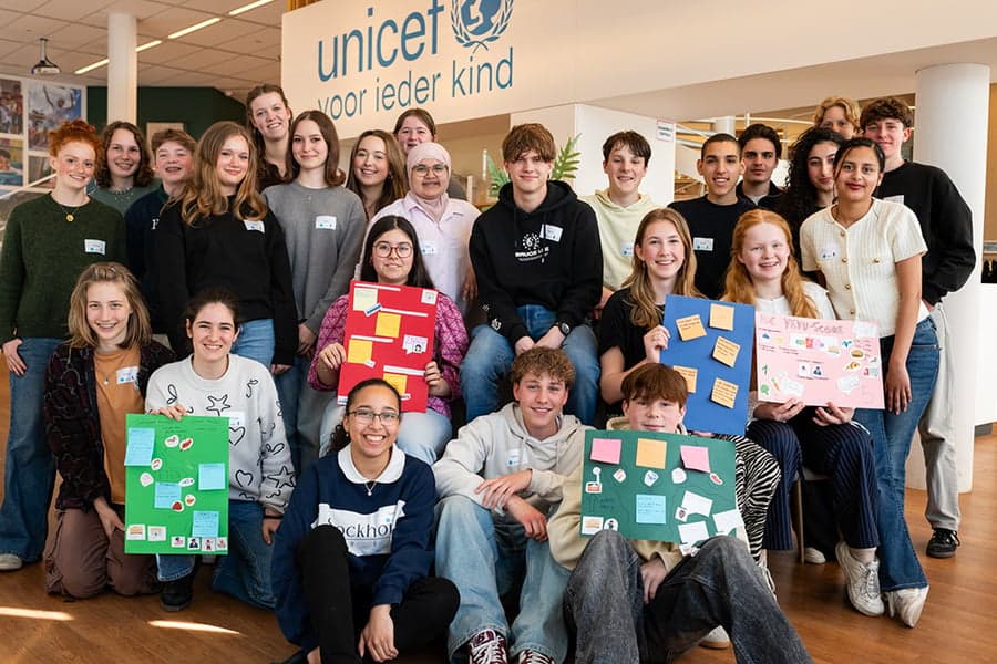 Jongeren bij UNICEF Nederland presenteerden hun posters.