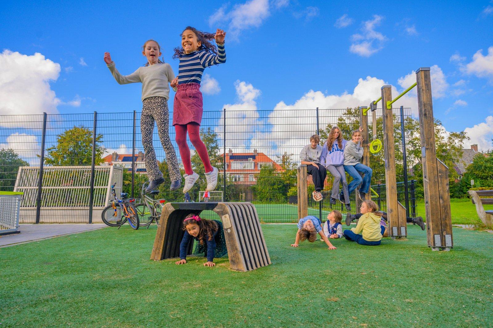 Kinderen spelen buiten.