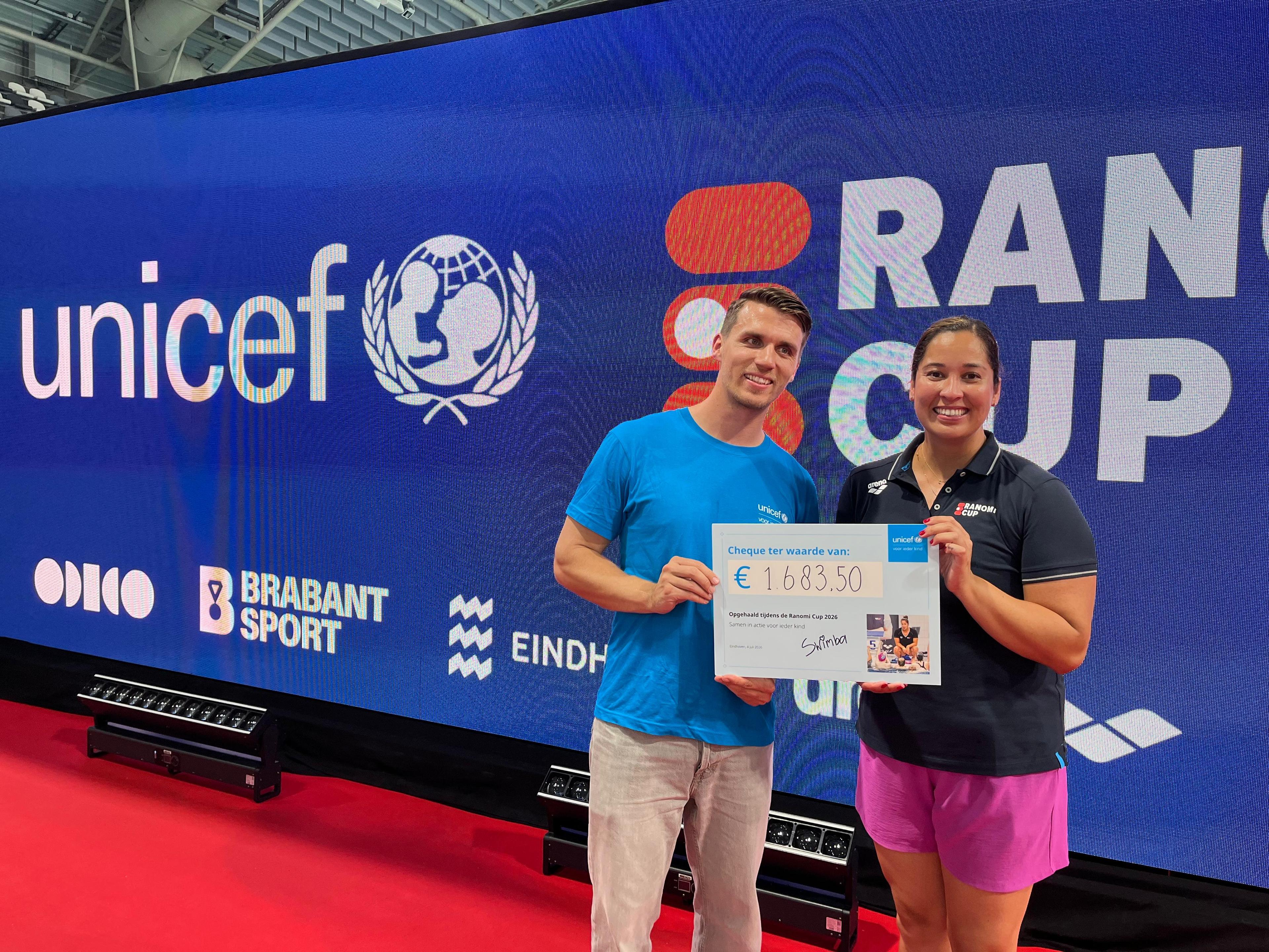 Ranomi overhandigt cheque