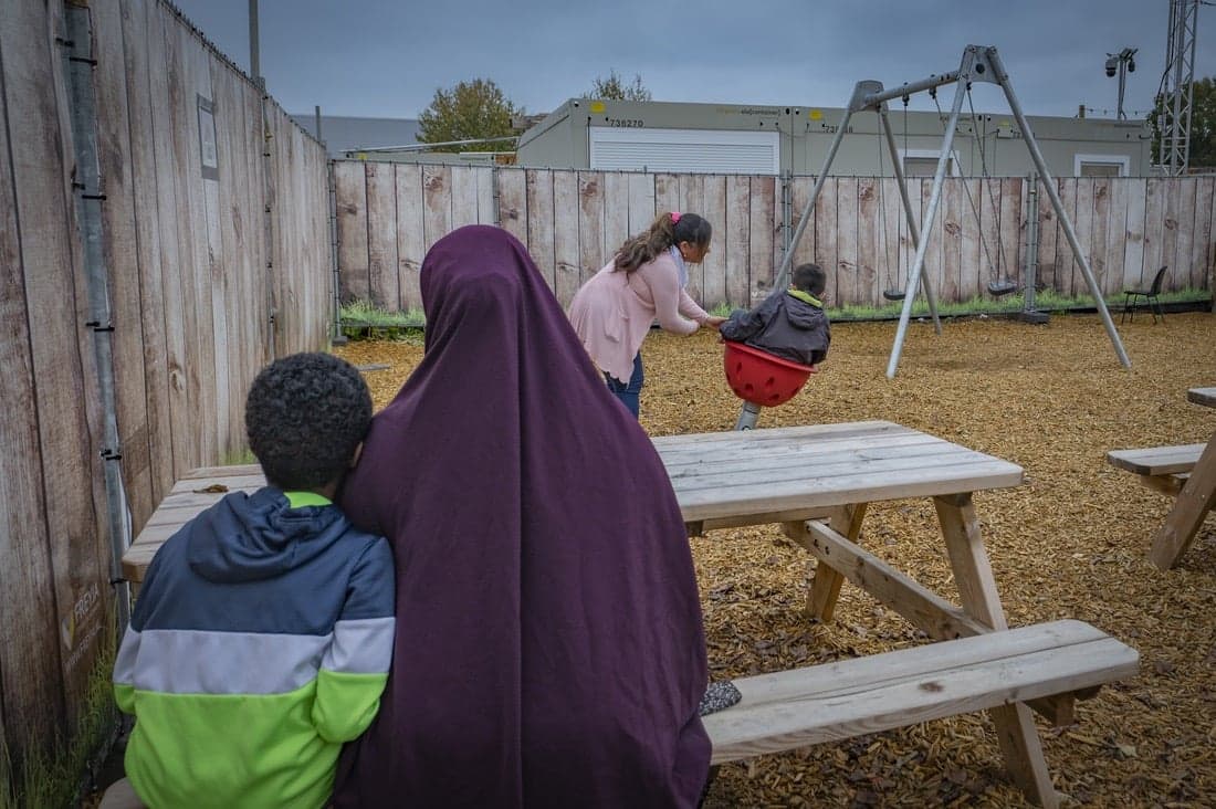 Kinderen spelen in speeltuin noodopvang