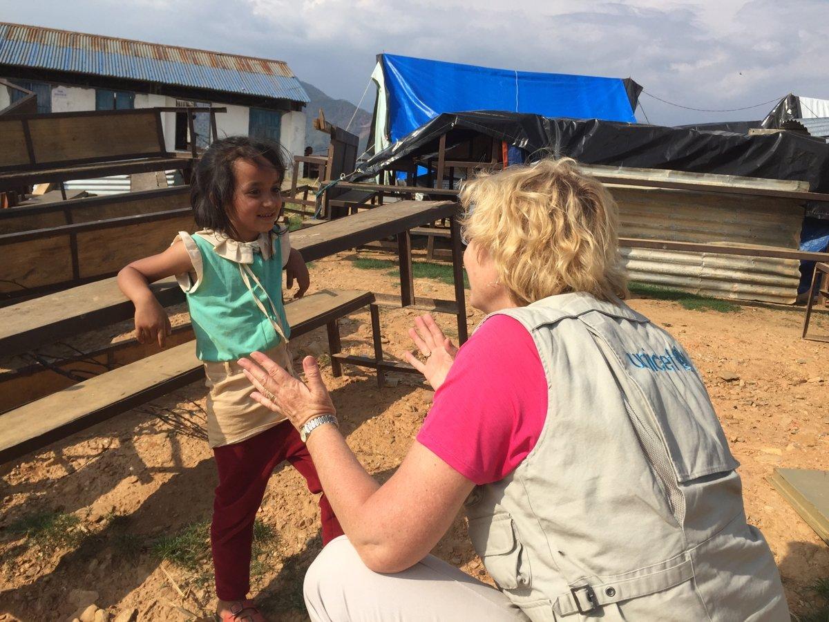 UNICEF medewerker Karin Hulshof met een meisje in Nepal.