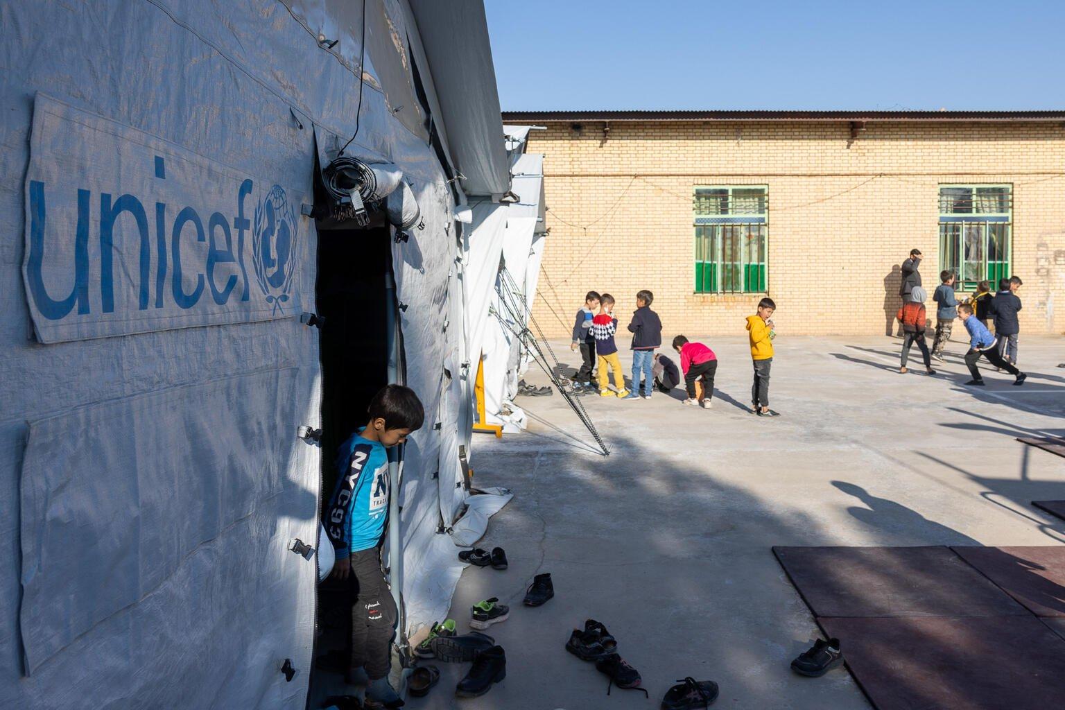 Kinderen bij unicef tent in Iran