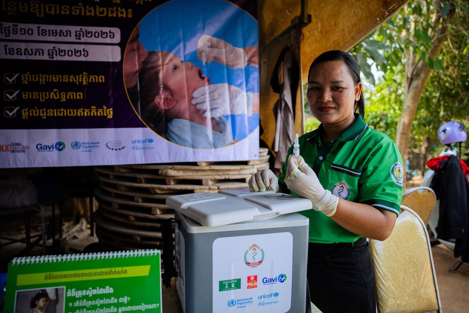 Gezondheidsmedewerker met vaccin tijden de grote inhaalcampagne