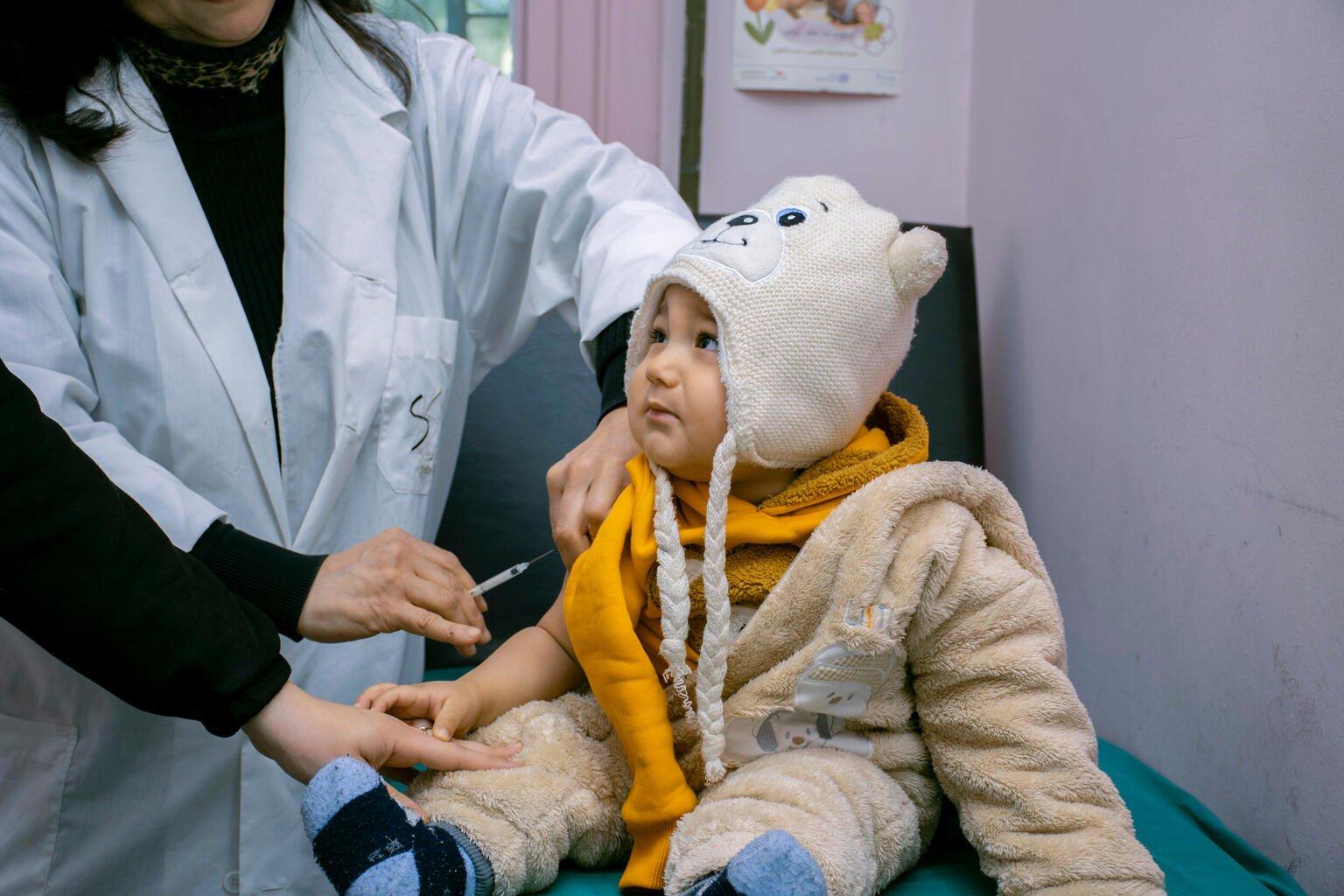 De éénjarige Ghaith krijgt zijn routinevaccinatie in een gezondheidscentrum in Damascus, Syrië.