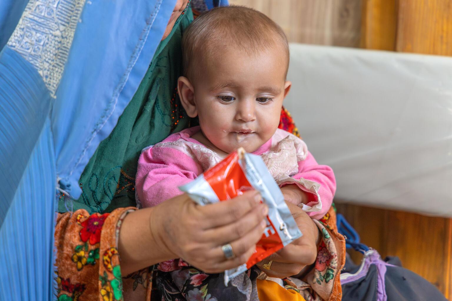 7 maand oude baby krijgt therapeutische voeding unicef