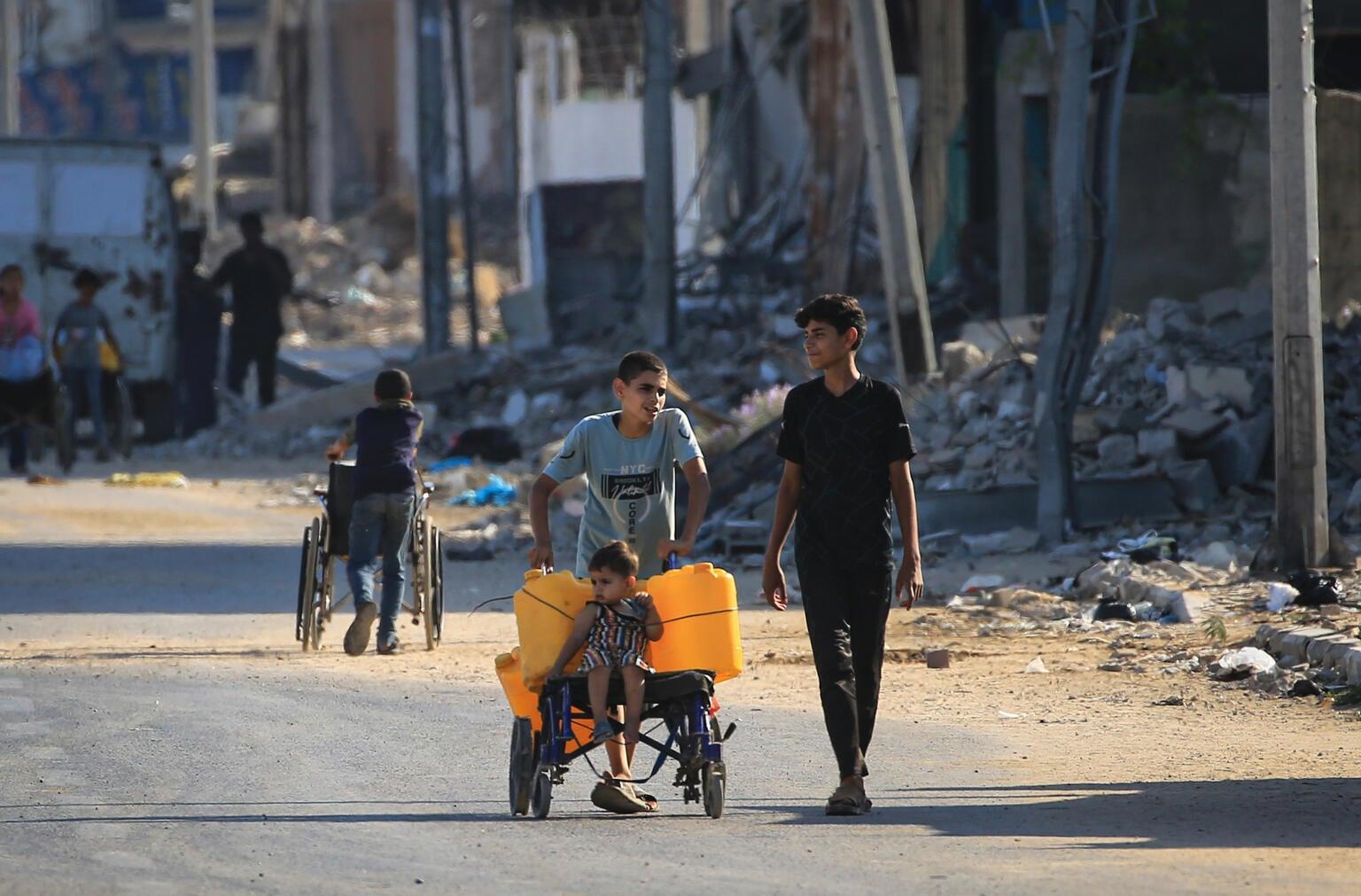 3 kinderen lopend in Gaza om water te halen