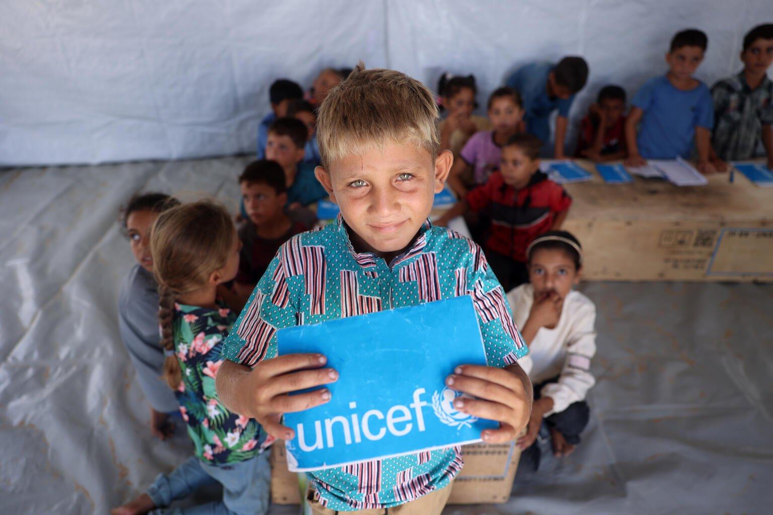 jongen met unicef lesmateriaal gaza