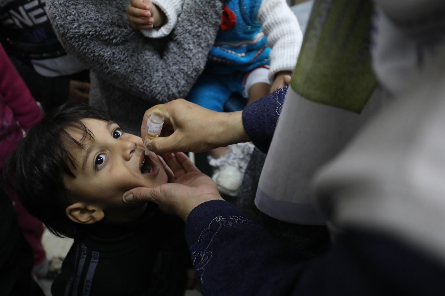 Jongen krijgt een vaccinatie tegen polio
