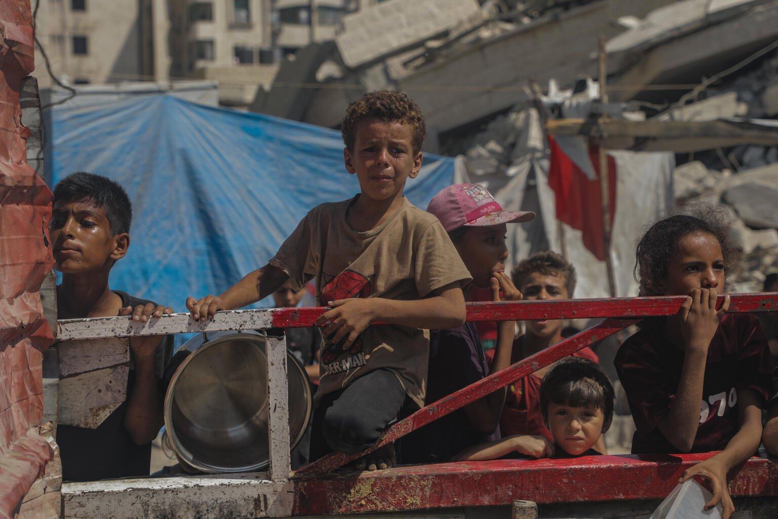kinderen in gaza bij voedseldistributie