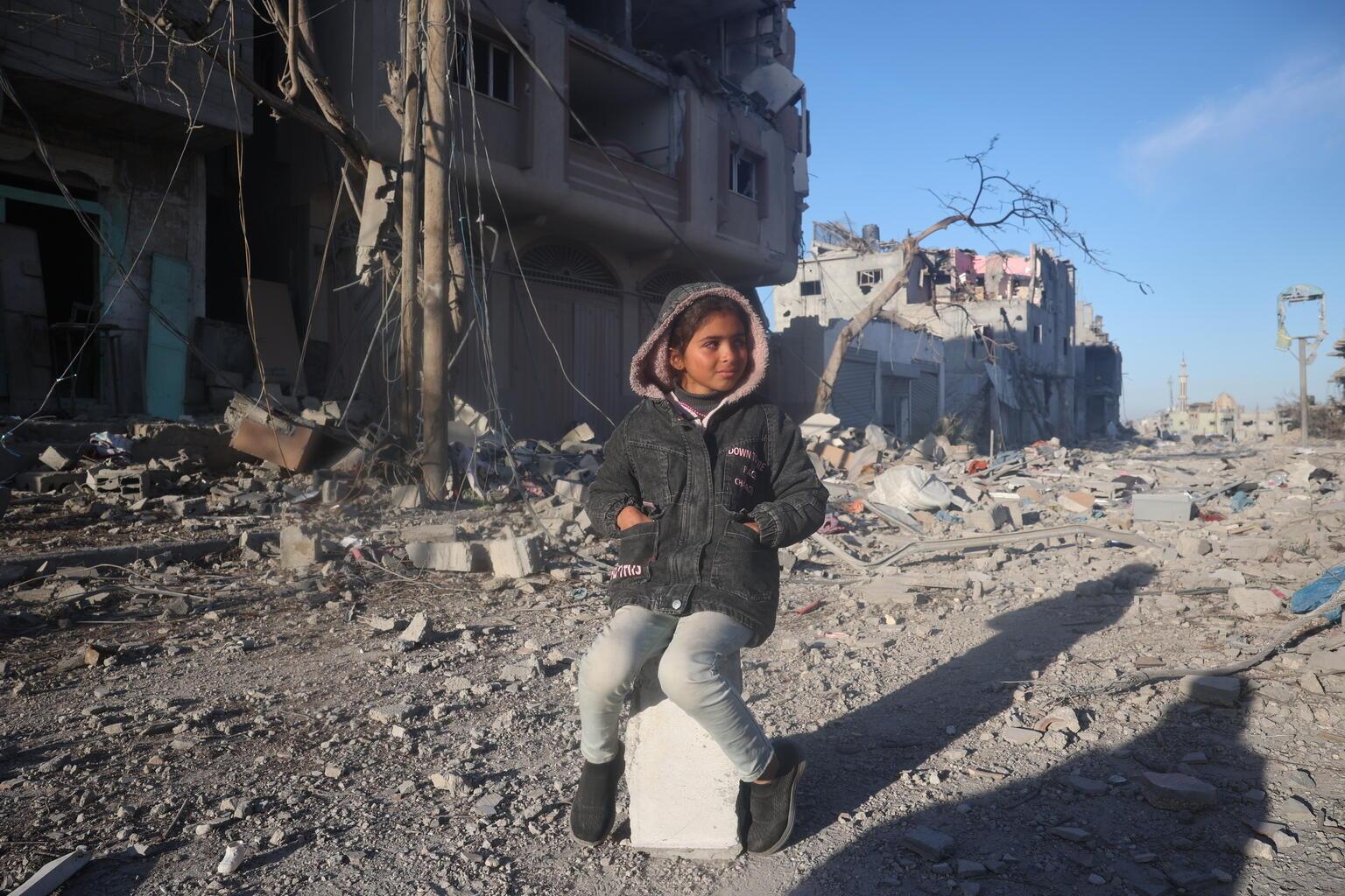 meisje zit in puin gaza