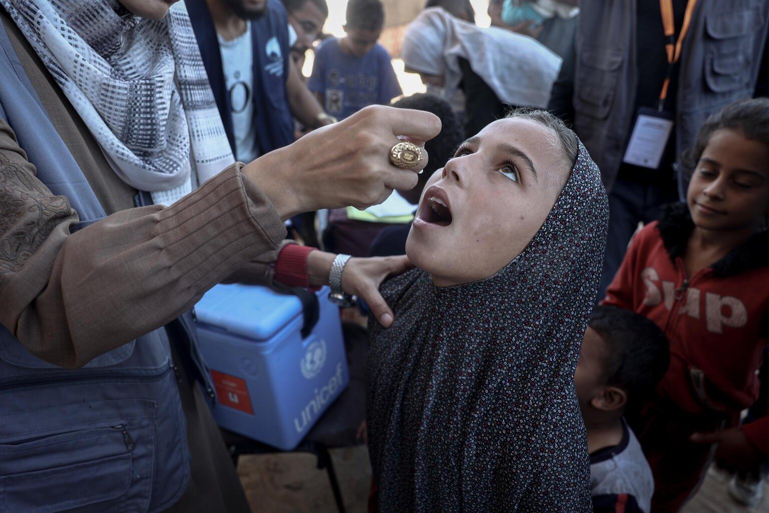meisje ontvangt polio vaccin gaza