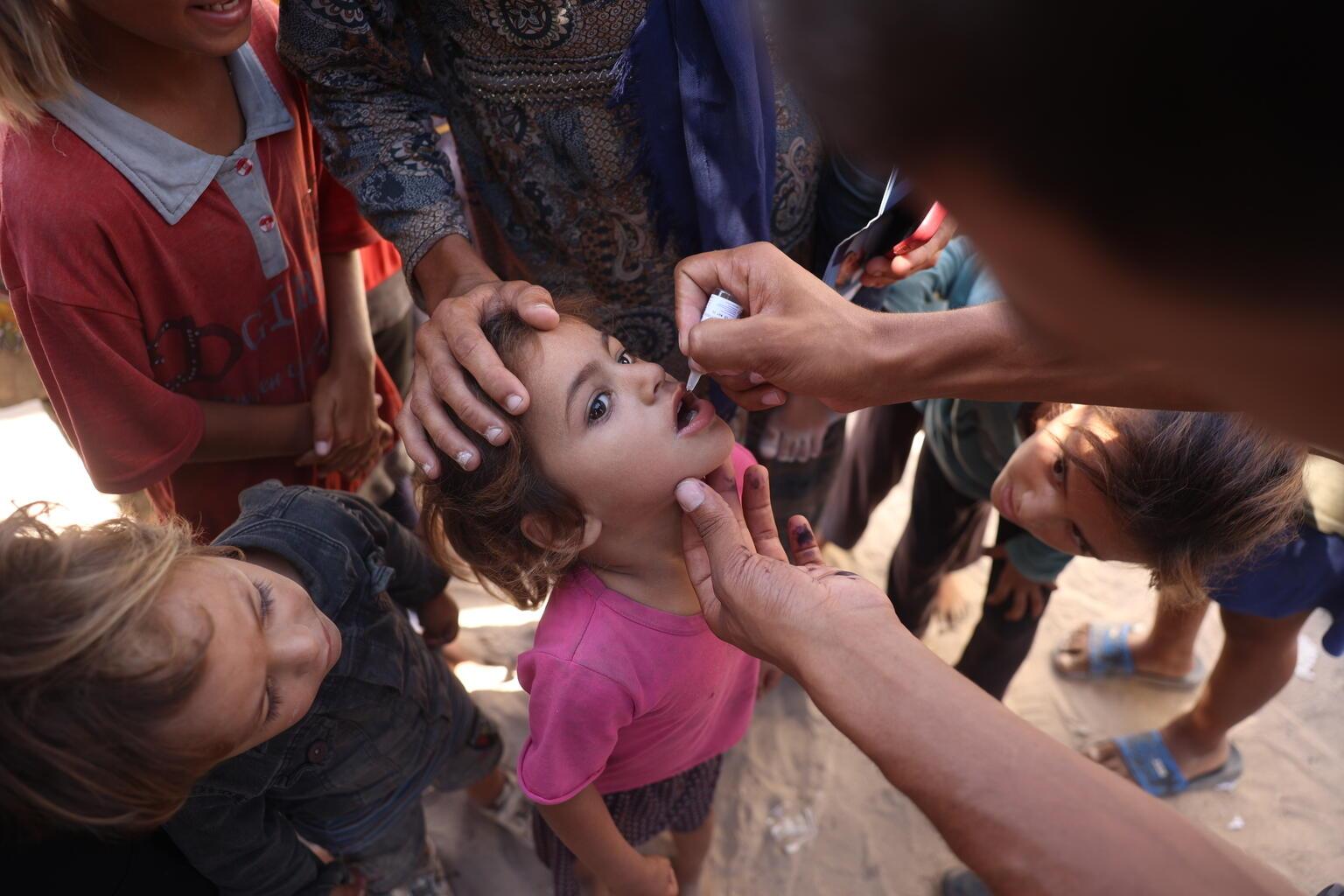 kinderen krijgen polio vaccinatie in gaza