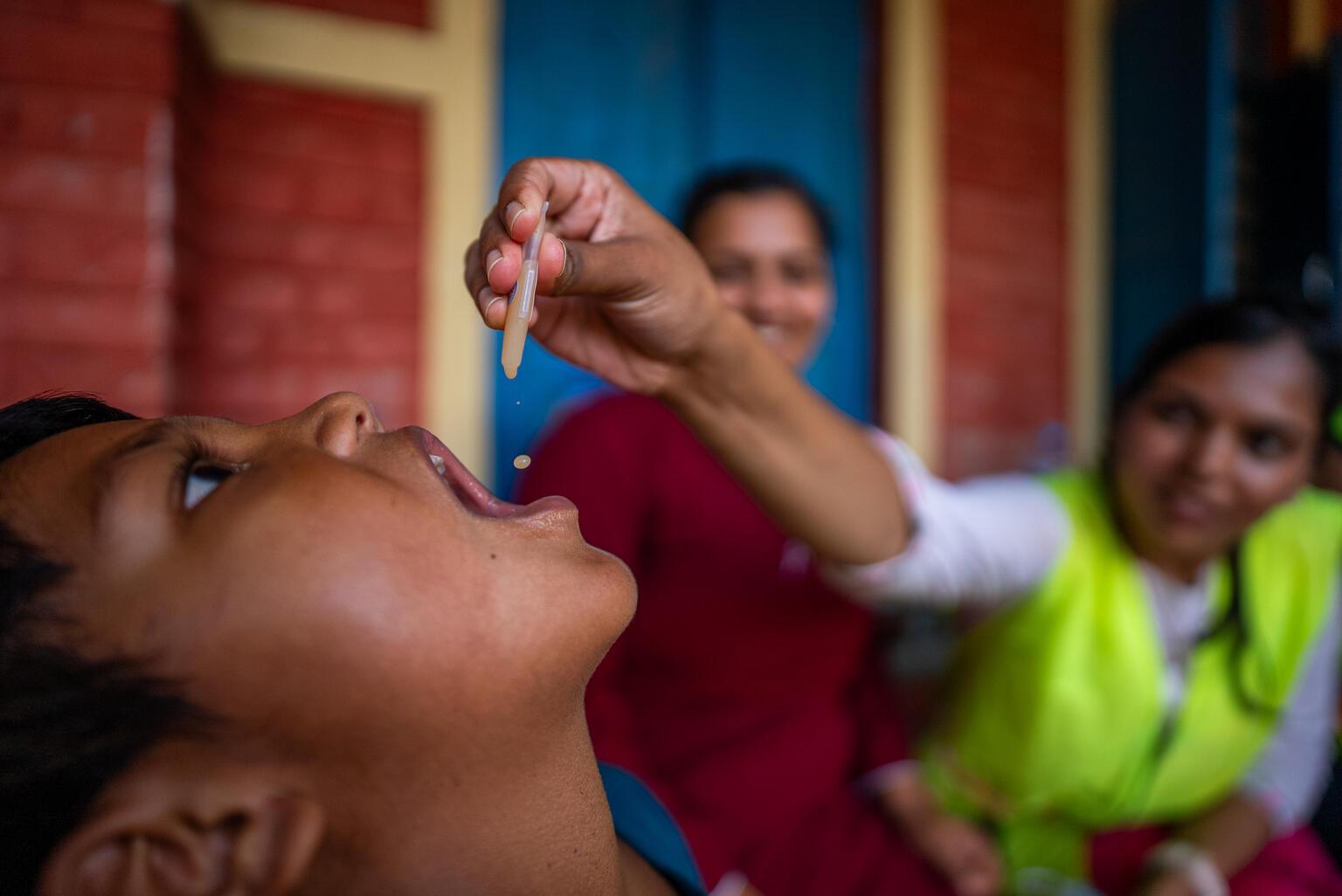 Jongetje krijgt het cholera vaccin toe