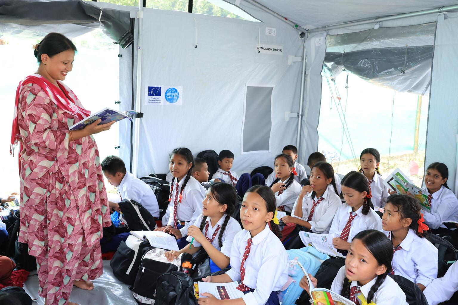 Kinderen in Nepal krijgen onderwijs