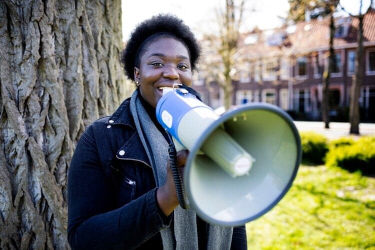 meisje met megafoon in nederland