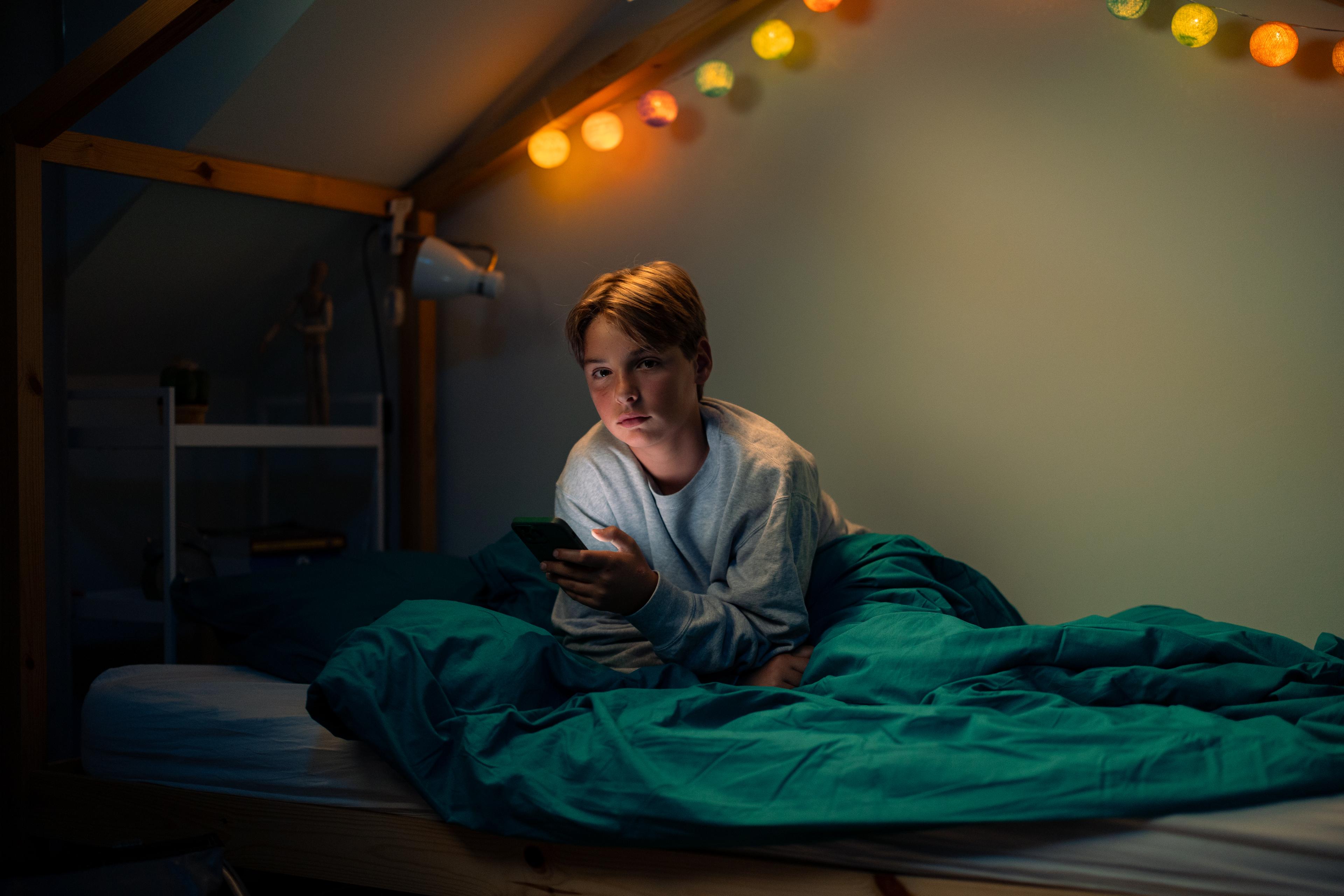 mobiel in bed sociale media