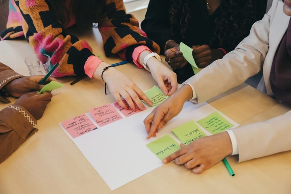 jongerenpanel, handen boven sticky notes