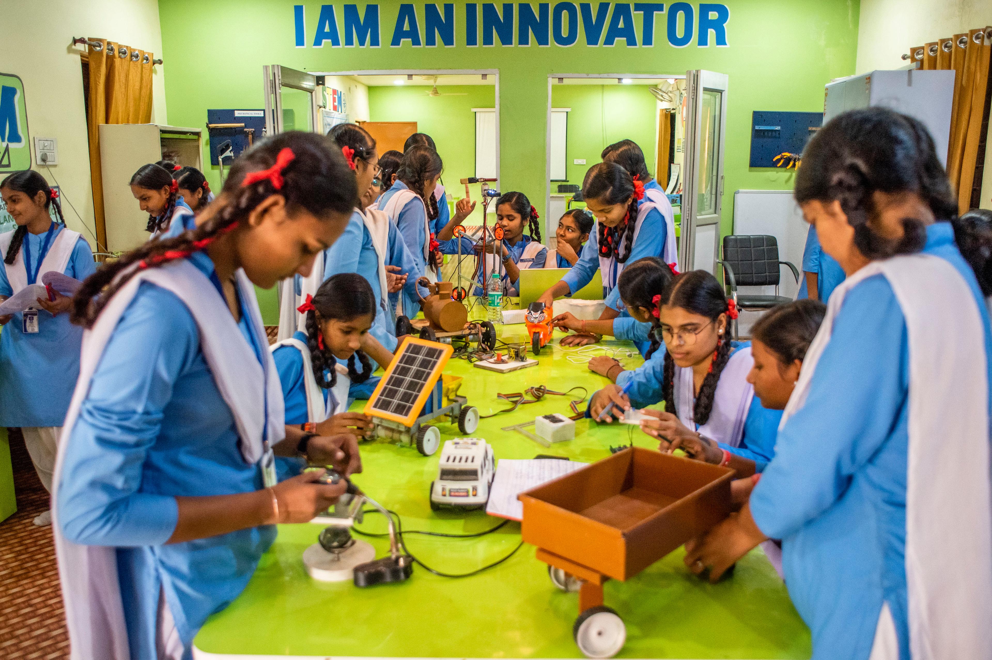 meisjes in atal tinkering lab