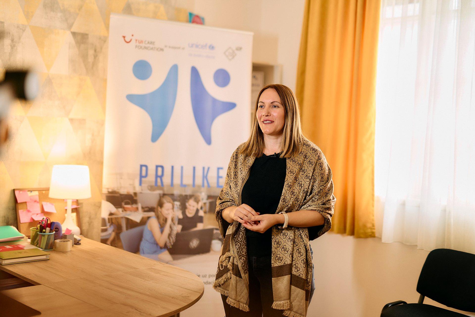 Ljijana Radisevic aan het presenteren