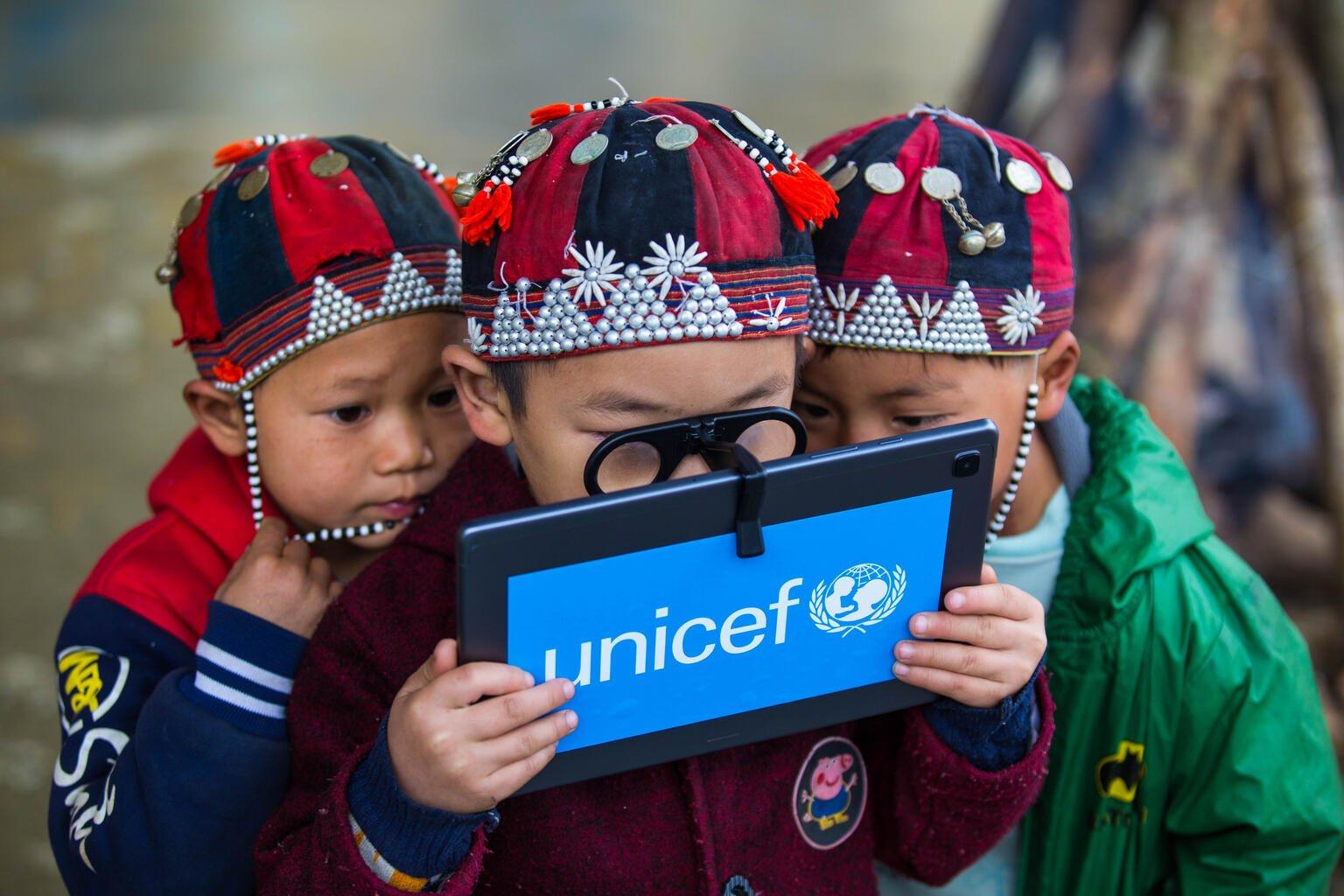 Jongens met tablet Vietnam