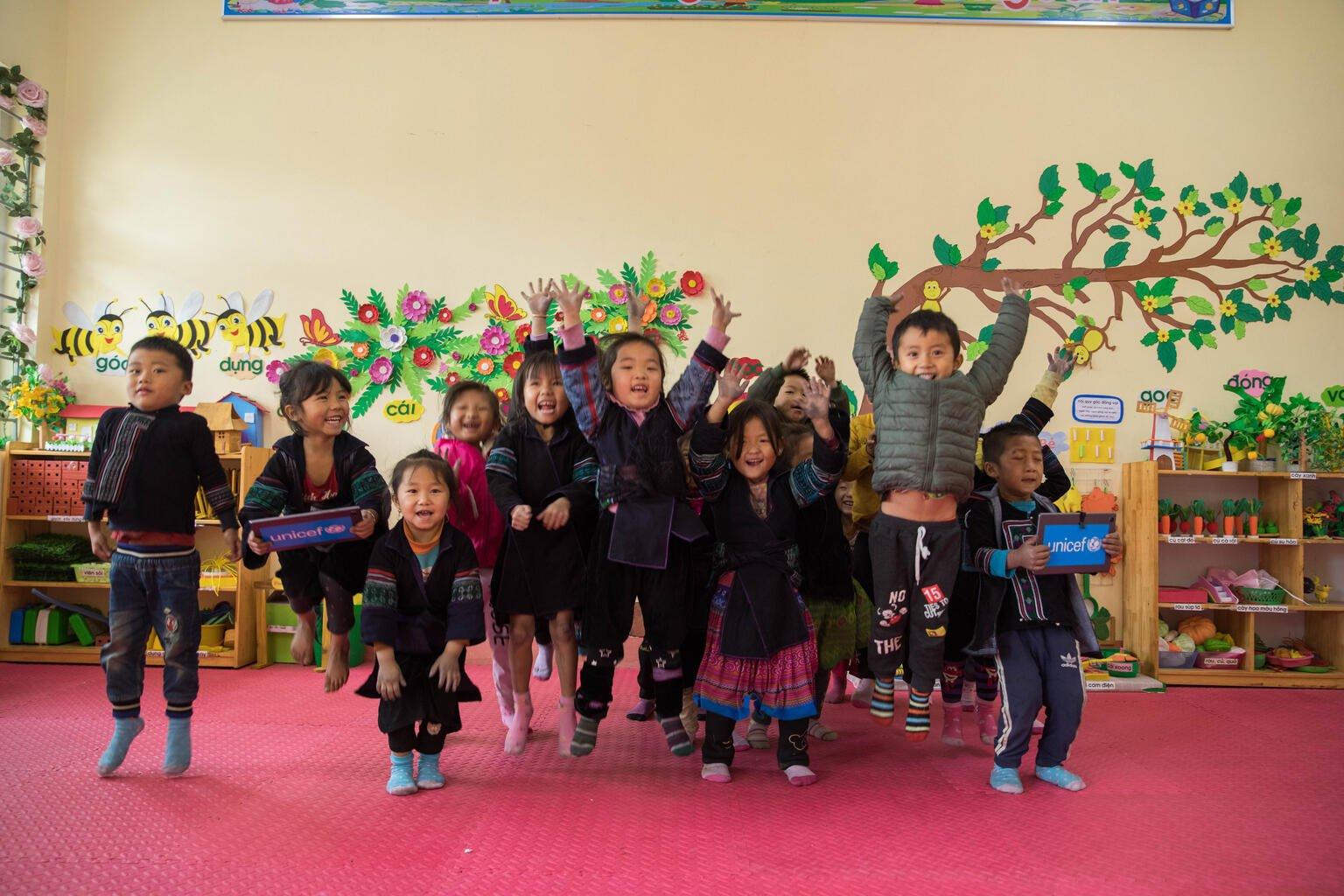 Kinderen springen in klas in Vietnam