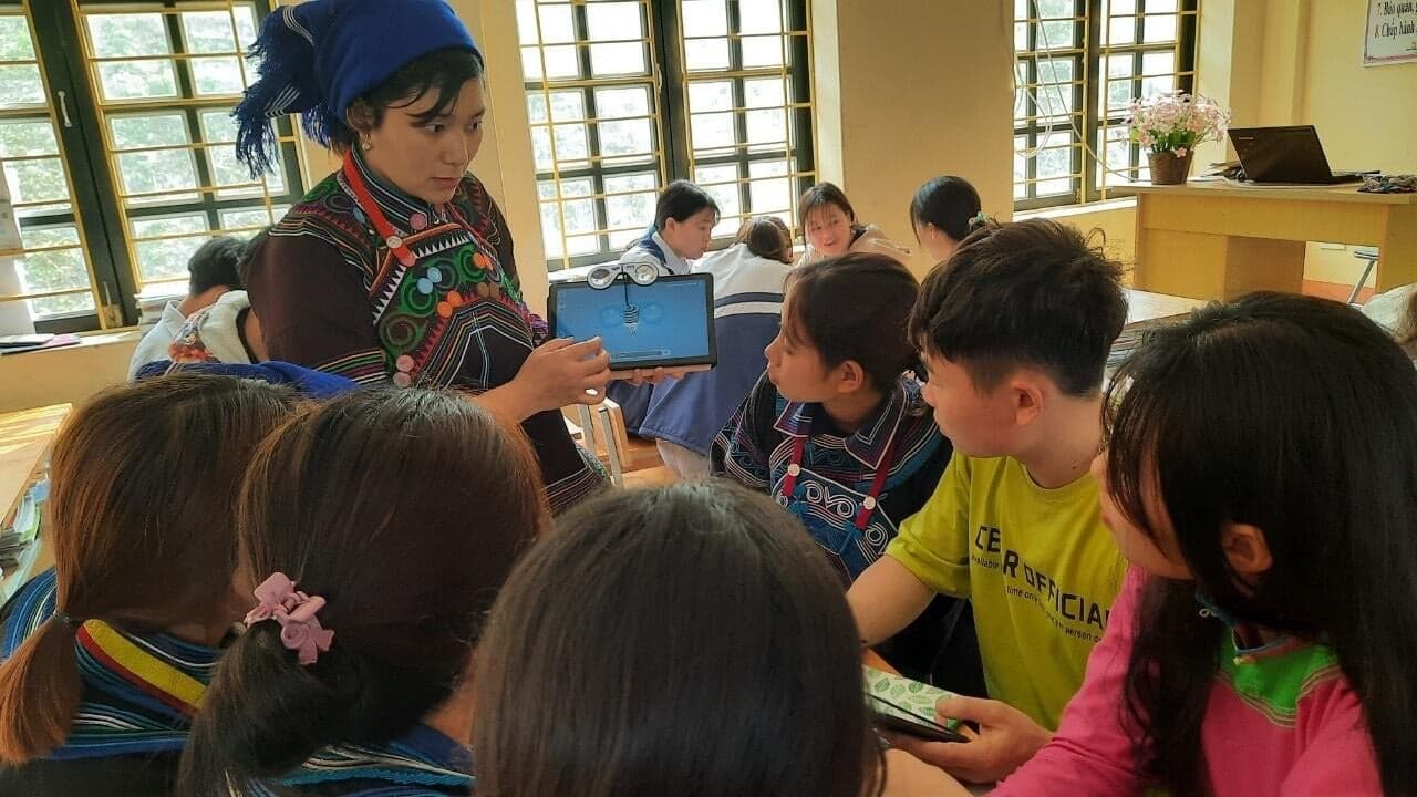 lerares met tablet Vietnam