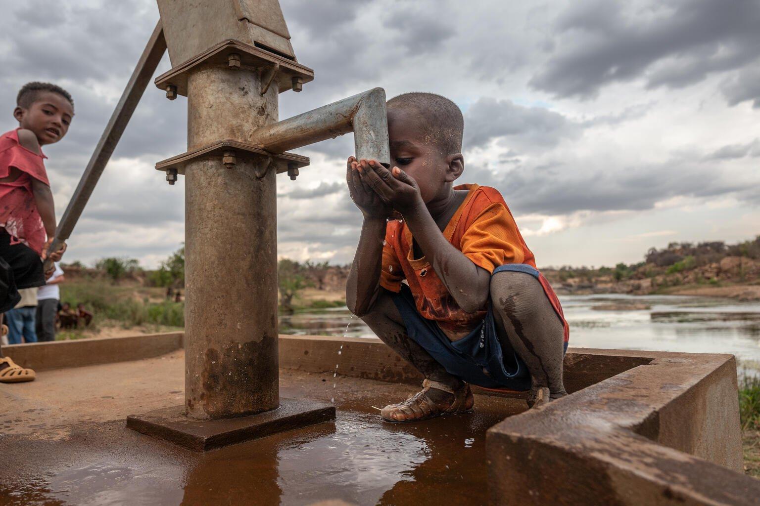 jongen drinkt uit waterkraan madagaskar