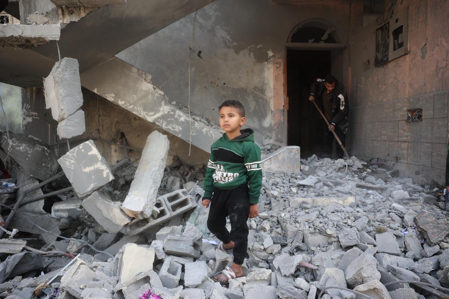 jongen puin gaza