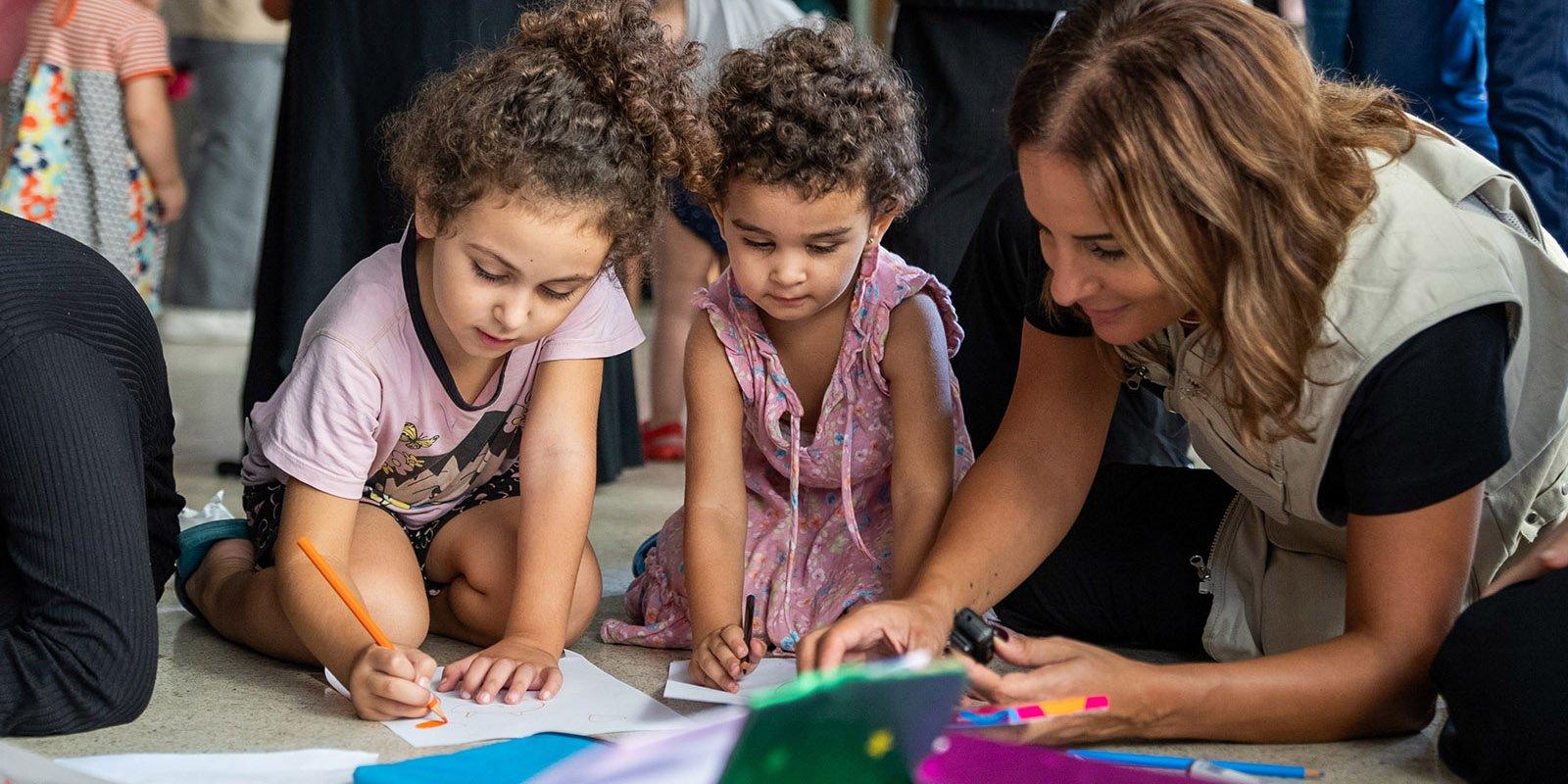 UNICEF medewerker met kinderen