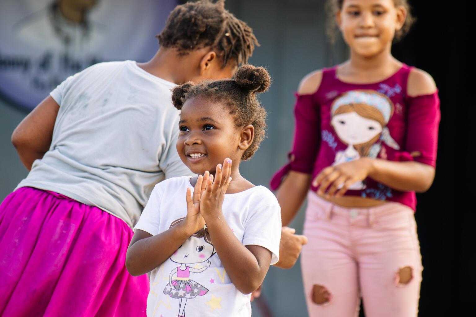 Meisje ontvangt ondersteuning van UNICEF in Jamaica na orkaan Melissa