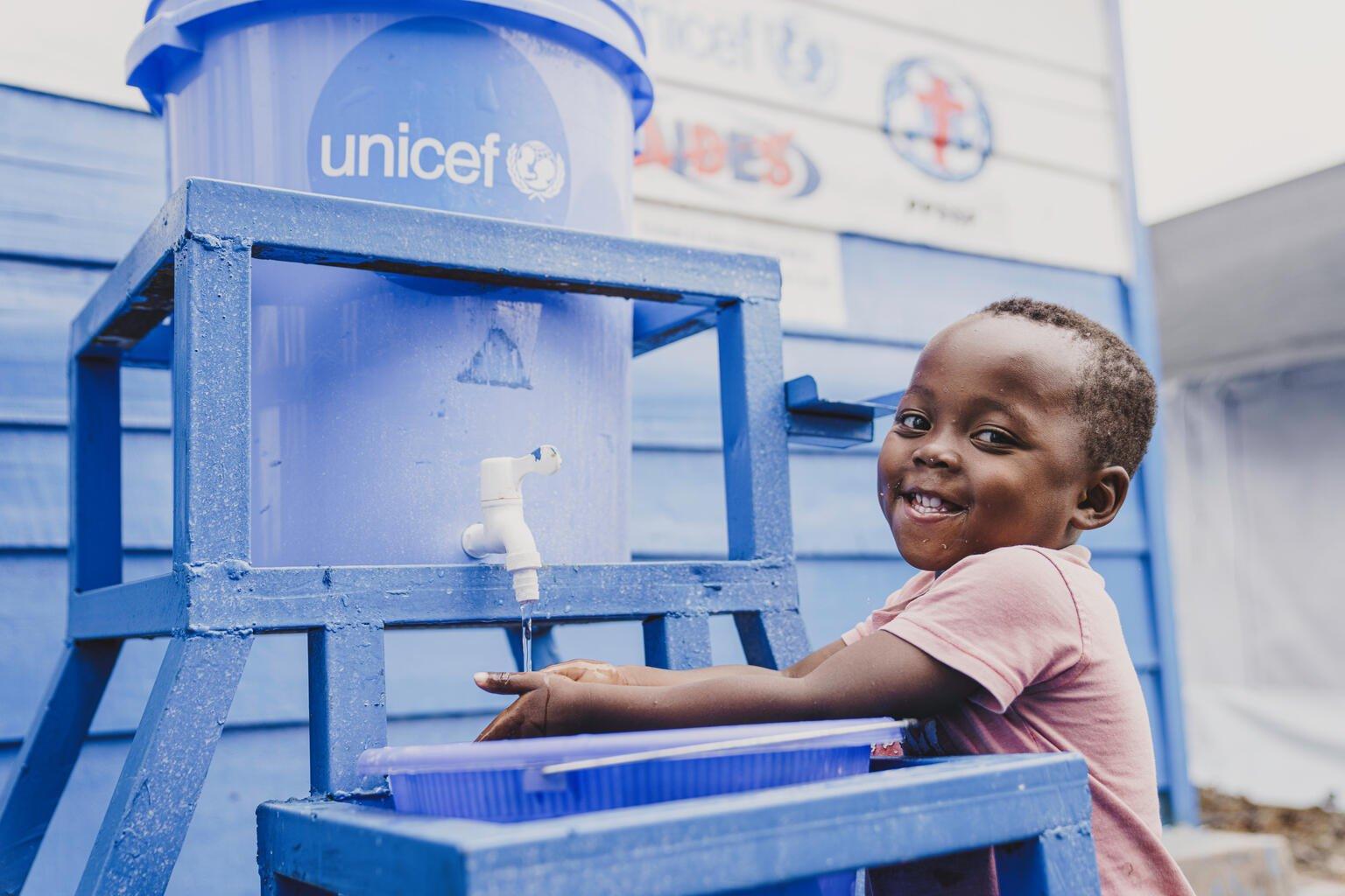 Fabien, 3 jaar oud, wast zijn handen voor de maaltijd in het door UNICEF ondersteunde mpox-behandelcentrum in Bisengimana, Goma, in de provincie Noord-Kivu.