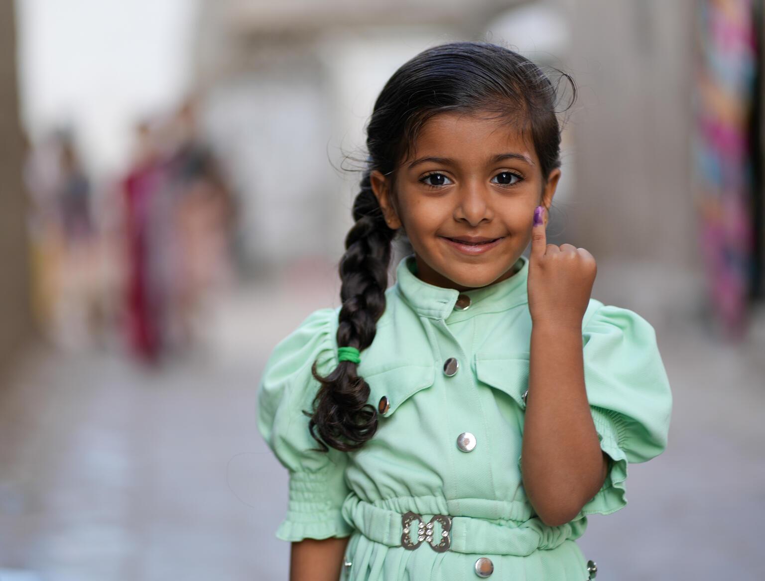 Een meisje in Jemen laat trots zien dat ze is gevaccineerd tegen polio.