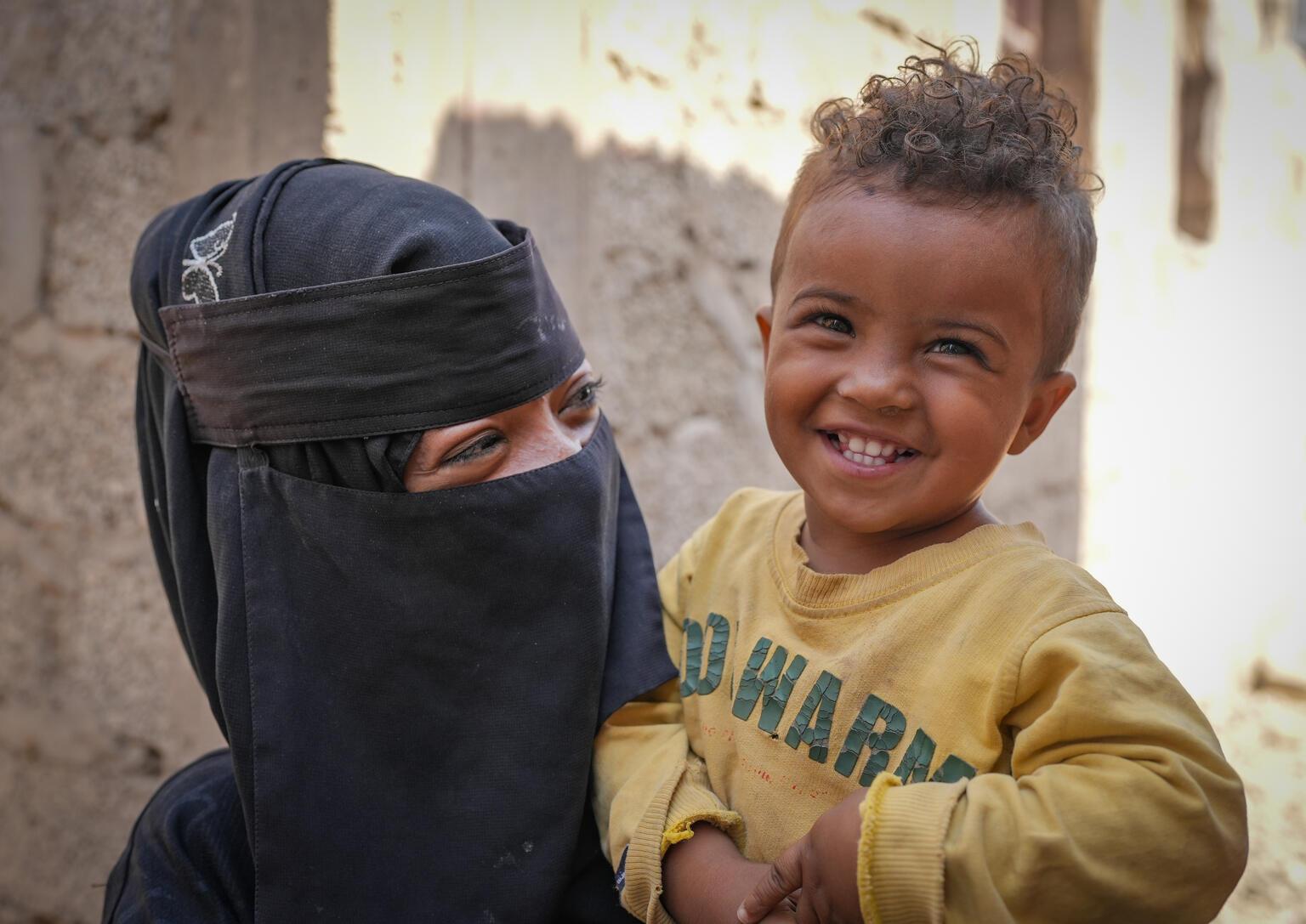 Foto van Sanad, die succesvol behandeld is voor acute ondervoeding in Jemen.