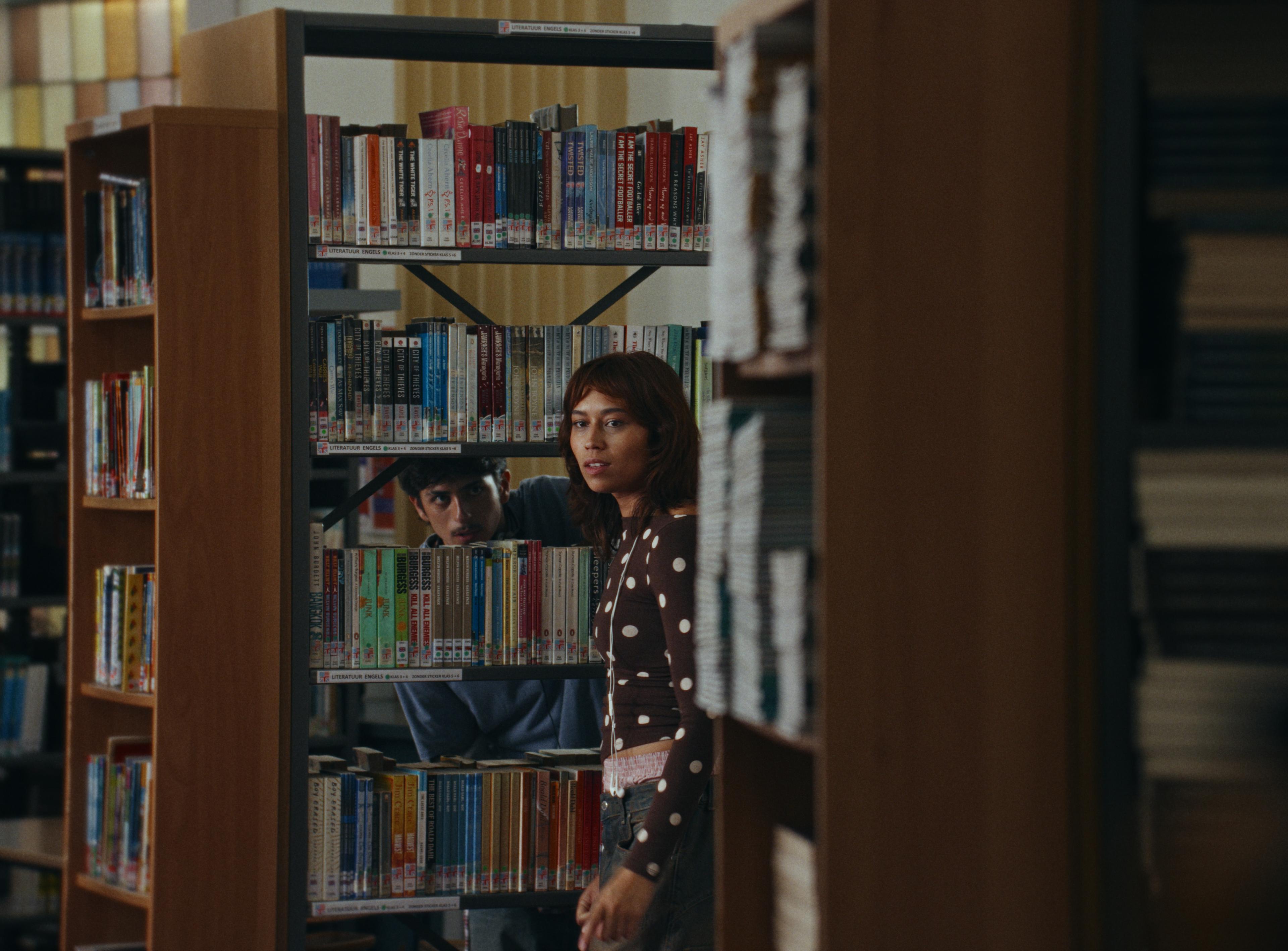Turn down the noise, 2 meisjes in een bibliotheek