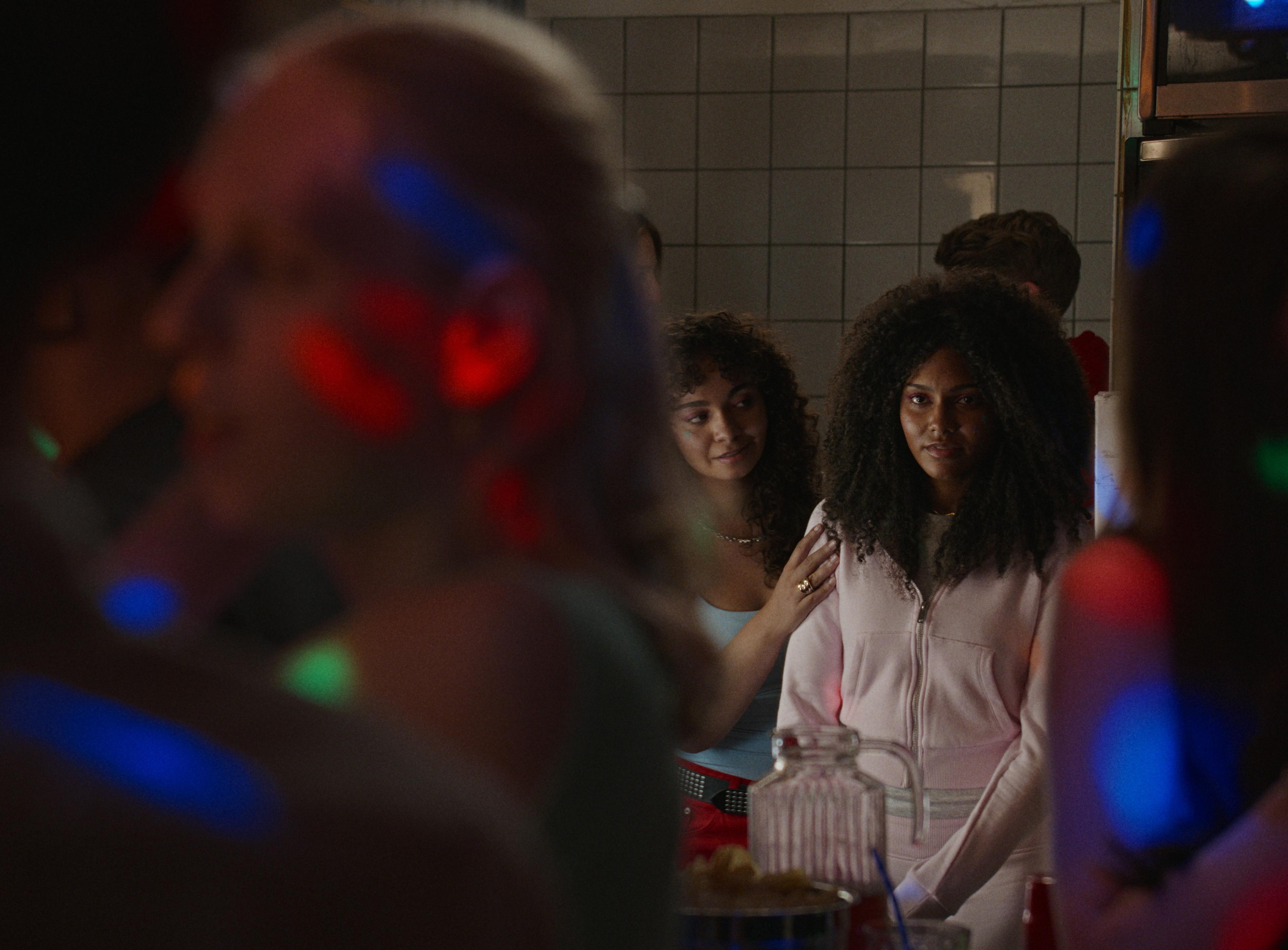 Turn down the noise, 2 meisjes in de disco