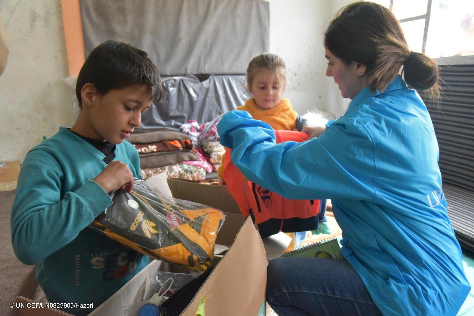 Kinderen in Syrie ontvangen gedoneerde kleding