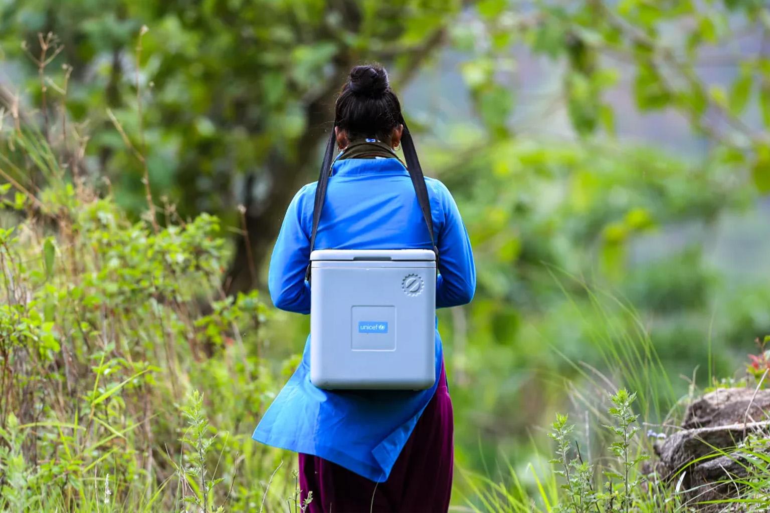 Help kinderen met ene koelbox