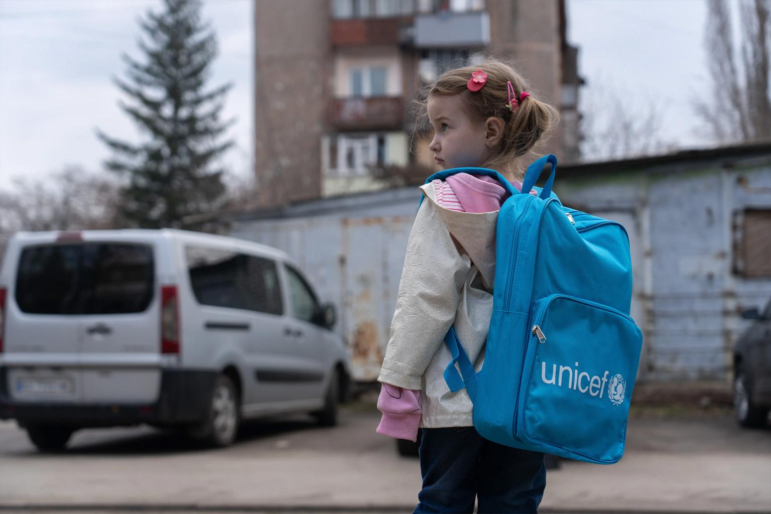 Help kinderen met een Rugtas