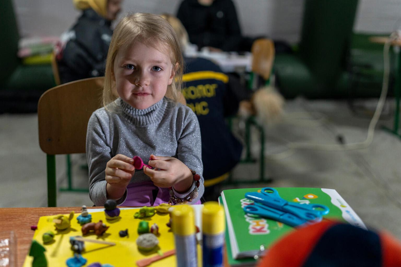 Kindje met schoolmaterialen