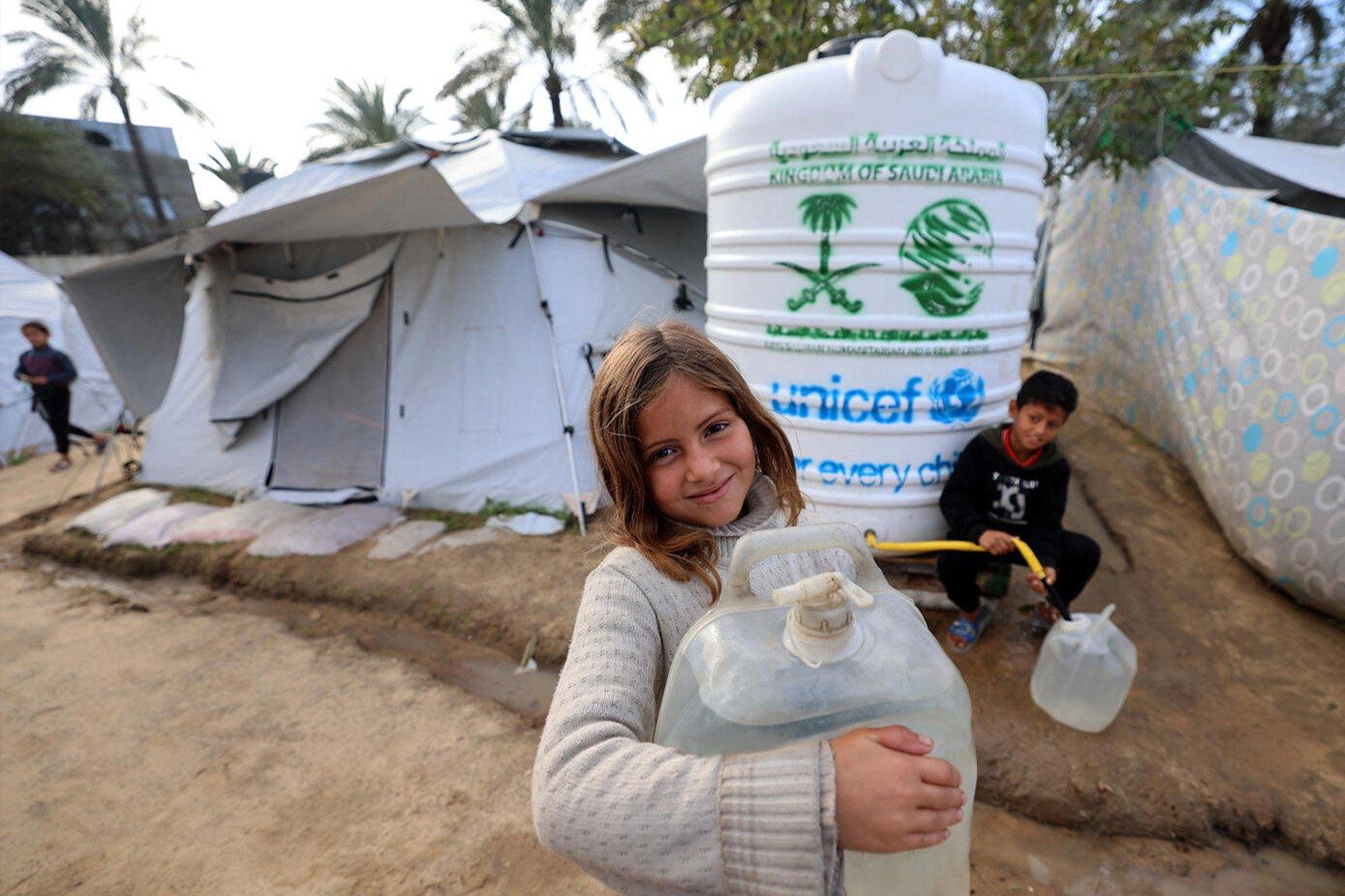 Red kinderen met een watertank