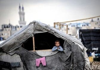 kind in tent noodopvang