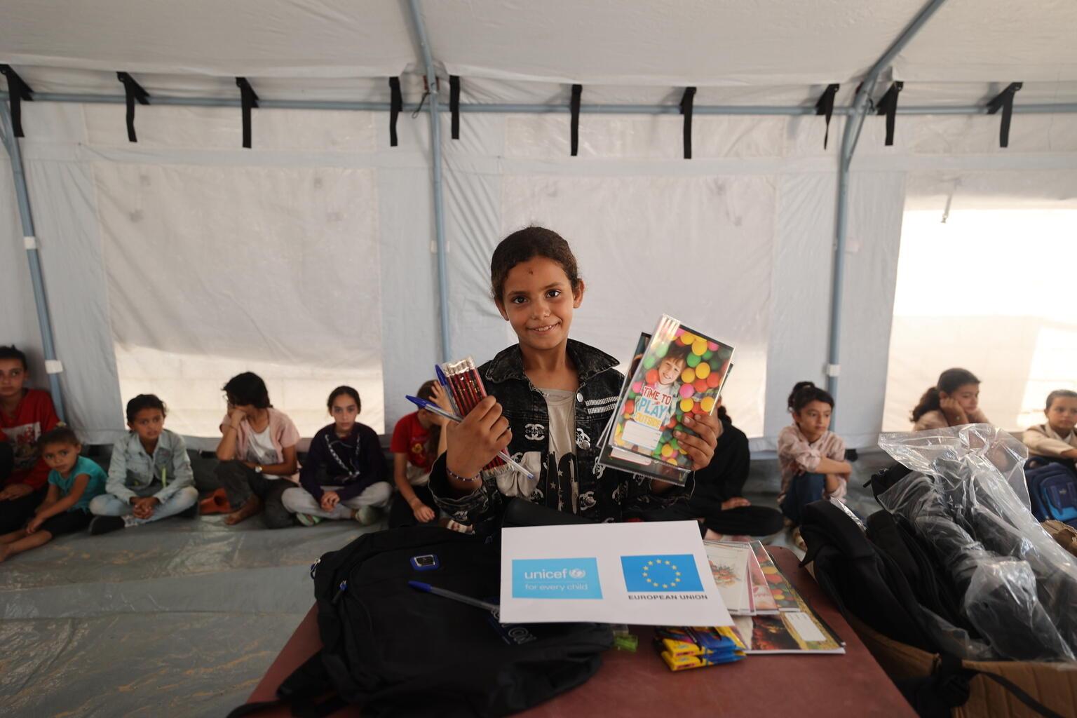 kind met schoolspullen in gaza