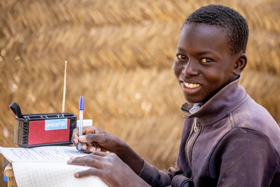 Makono luistert naar radio in Mali