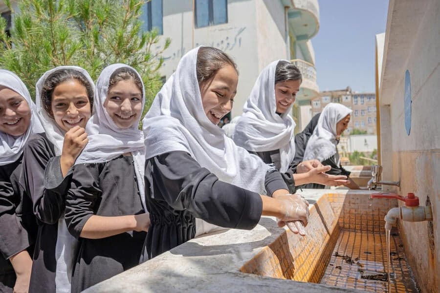 Sadaf wast haar handen op school in Herat, Afghanistan